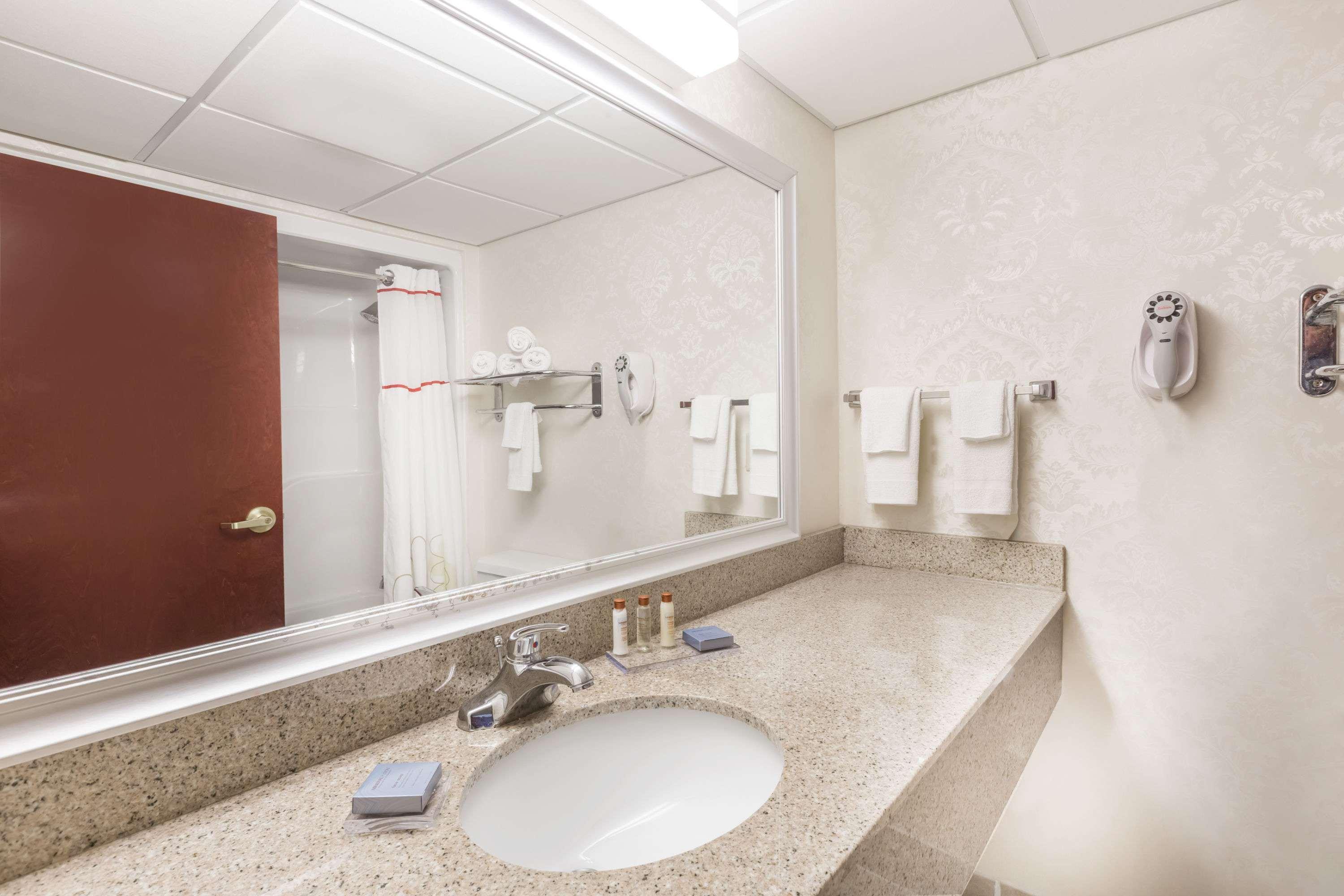 Отель Clarion Pointe Charleston - West Ashley Экстерьер фото