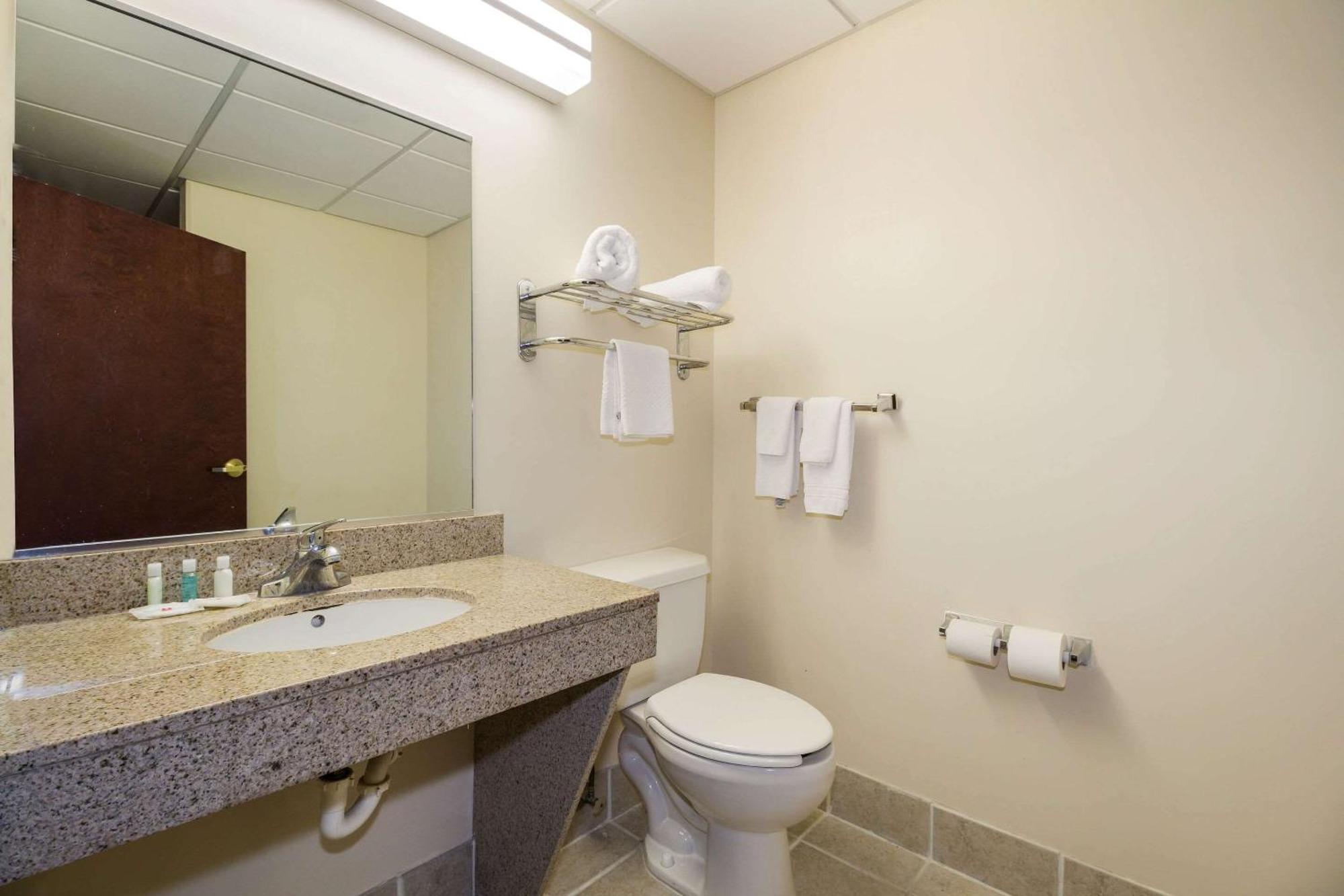 Отель Clarion Pointe Charleston - West Ashley Экстерьер фото