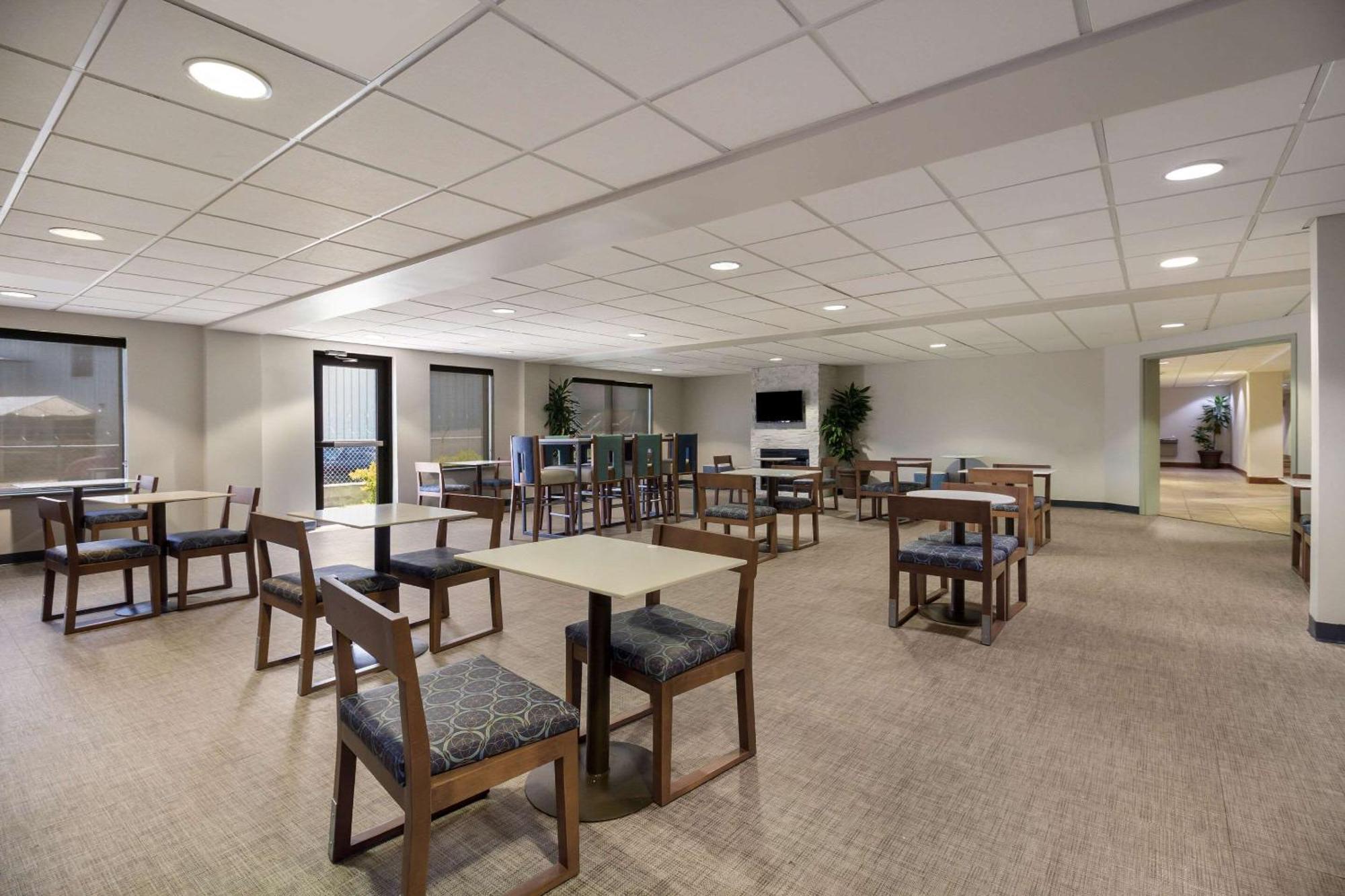 Отель Clarion Pointe Charleston - West Ashley Экстерьер фото